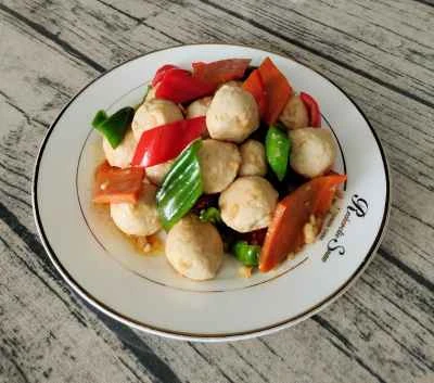 鶏肉のミートボールとピーマンの炒め物レシピ