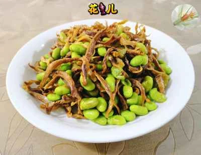 千切りにした高菜と枝豆の炒め物のレシピ