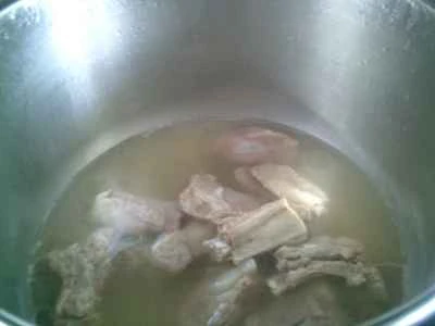 油で揚げた三角の夜咲きの花と豚スペアリブの煮込みの作り方：8