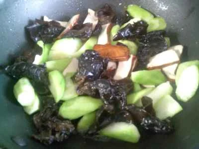 黒キクラゲと乾燥豆腐のヘチマ炒めの作り方：7