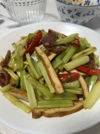 セロリ、干し豆腐、中華ソーセージの炒め物のレシピ
