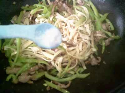 厚切りピーマンと豚肉の豆腐皮炒めの作り方：11