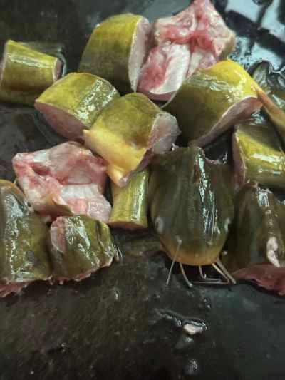 ニンニクと発酵黒豆を使った蒸し黄ナマズの作り方：2