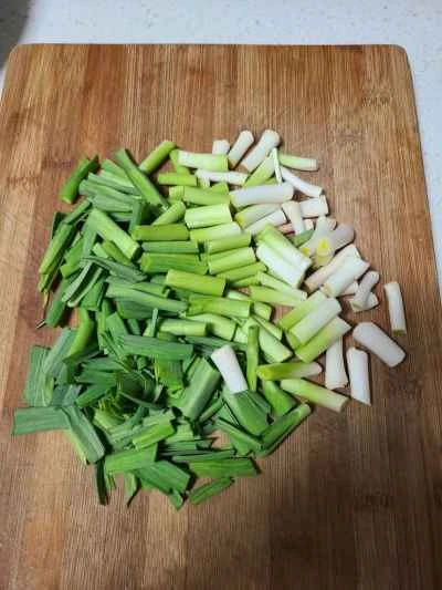 ニンニクの芽とハムの炒め物の作り方：2