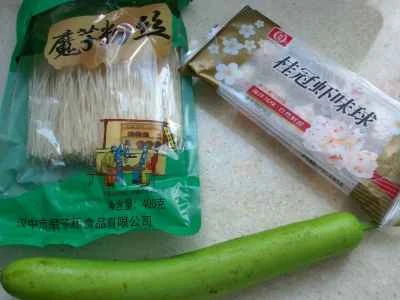 夜咲き花とこんにゃく麺を使ったエビ風味の団子の作り方：1