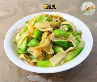 漬けたカラシナ、ヘチマ、豆腐の皮の炒め物