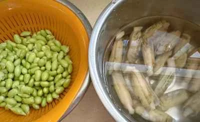 枝豆とキャベツの酢漬けを添えたマテ貝の煮込みの作り方：1