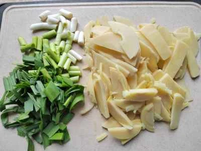 牛すじとたけのこの炒め物の作り方：2