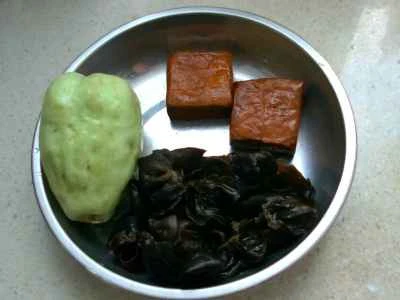 乾燥豆腐、黒キクラゲ、カリカリキュウリの炒め物を作る手順：1