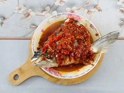 刻んだ唐辛子を添えた蒸し魚の頭のレシピ