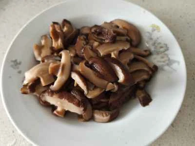 ひき肉とキノコの炒め物の作り方：2