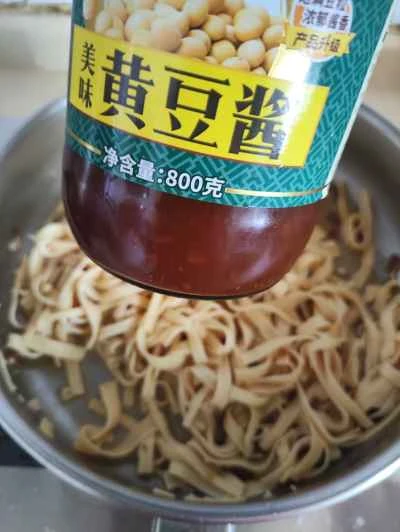 玉ねぎの細切りと豆腐の皮の細切り炒めの作り方：4