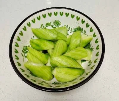 卵とヘチマの炒め物を作る手順：1