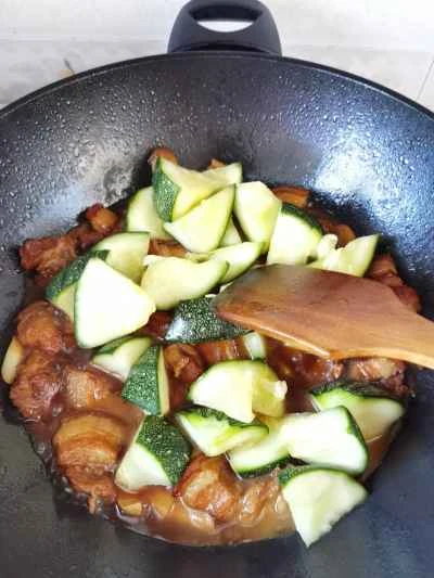 ベビーカボチャ入り豚バラ肉の煮込み レシピ手順：15