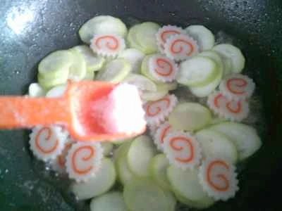 夜咲きセレウス入りかまぼこの炒め物の作り方：9