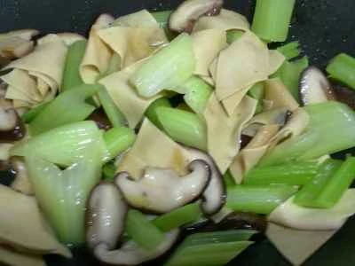 椎茸、豆腐皮、セロリの炒め物の作り方：9