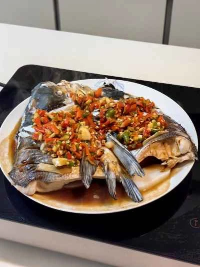 蒸し魚の頭と刻んだ唐辛子、餅のレシピ