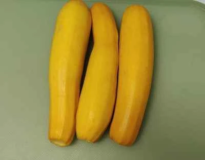 バナナとズッキーニの細切り炒めの作り方：1