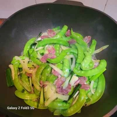 スナップエンドウと中華ソーセージの炒め物の作り方：3