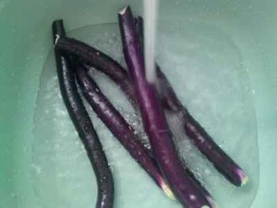 塩漬けアヒルの卵とナスのサラダの作り方：3