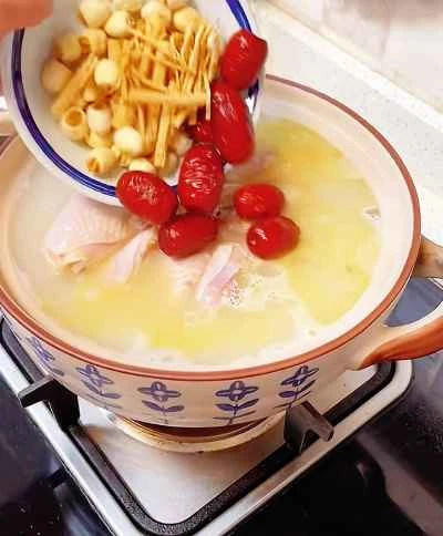 豚の胃袋とチキンのスープを作る手順：11