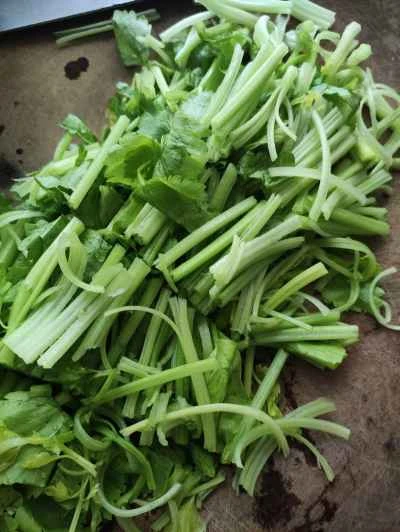 セロリ入り中華ソーセージ炒めの作り方:2