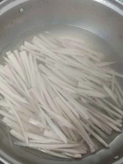 酸辣蓮根の千切りを作る手順：2