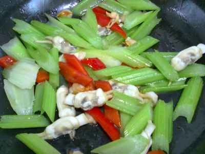 2種類の新鮮な材料を使ったセロリ炒めの作り方：15