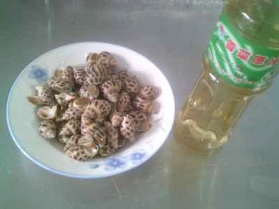 ピクルスにしたカラシナのソースを添えた茹でツブ貝の作り方:1