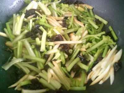 黒キクラゲ、水タケノコ、セロリ炒めの作り方：7