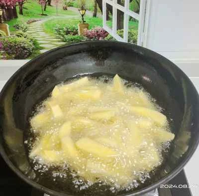 フライドポテトとニンニクの芽の作り方：3