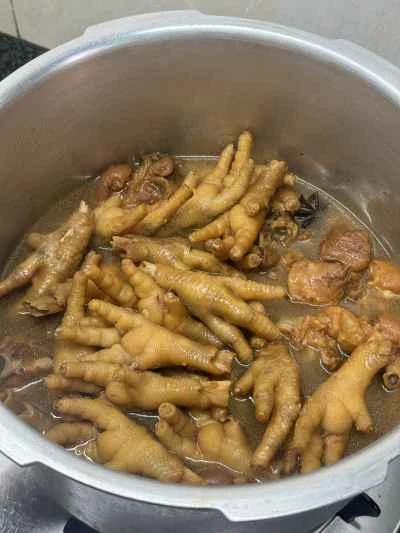 豚足と鶏足の煮込み（大きな手で小さな手を握る）レシピステップ：15