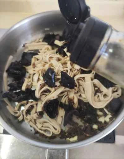 豆腐の皮と高菜の漬物の炒め物の作り方：7