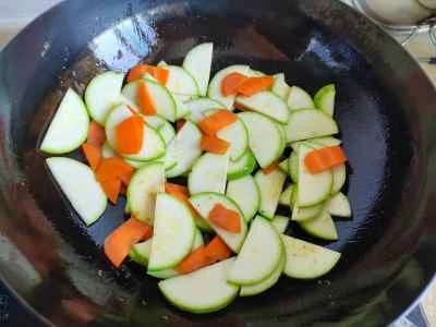 ズッキーニとそら豆の薄切り肉炒めの作り方：6