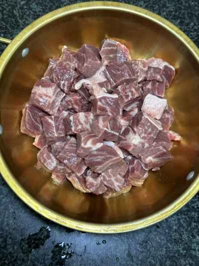 クミンポテトと牛肉のキューブを作る手順：2