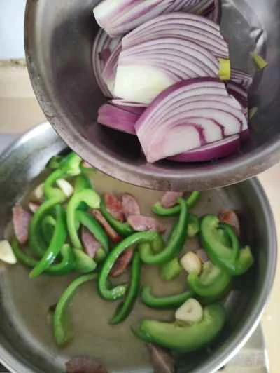 ピーマン、玉ねぎ、ソーセージ炒めの作り方：6