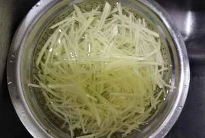 独特の風味を持つ細切りポテトの作り方：4