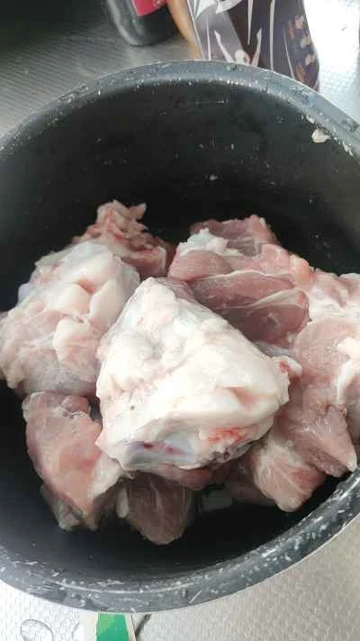 酢漬けキャベツと豚骨の煮込みの作り方：1