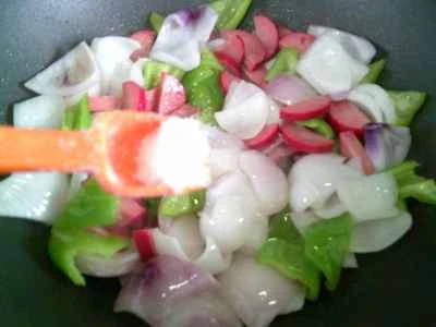 ピーマン、赤ソーセージ、玉ねぎの炒め物の作り方：7