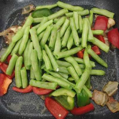 乾燥鍋でインゲンと豚肉を炒める手順：7