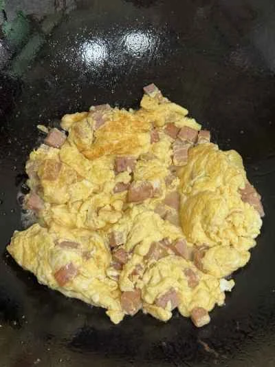 ランチョンミートとスクランブルエッグの作り方：6