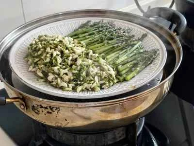 蒸しアスパラガスとイナゴマメの花のレシピ手順：8
