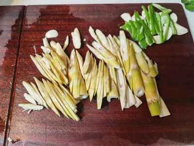 新鮮なタケノコ入り豚肉炒めの作り方：3