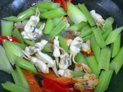 2種類の新鮮な材料を使ったセロリ炒めの作り方：12