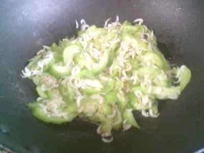 干しエビとヘチマの炒め物の作り方:7