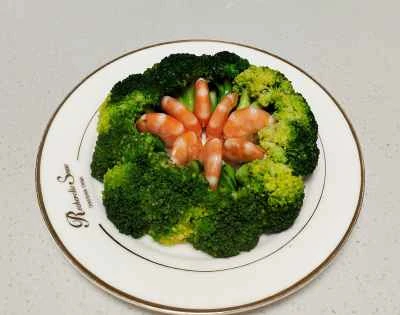 豊かな緑に囲まれた鮮やかな赤のレシピ