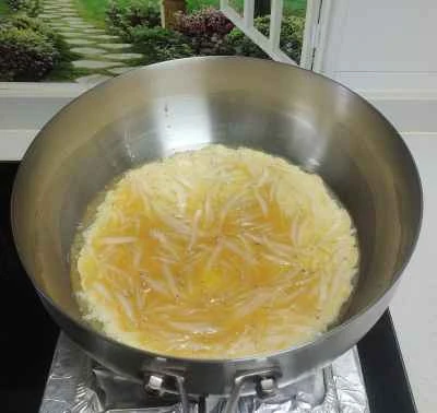 小さな銀色の魚を使ったオムレツの作り方：2