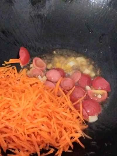 キャベツとニンジンとソーセージの炒め物の作り方：5