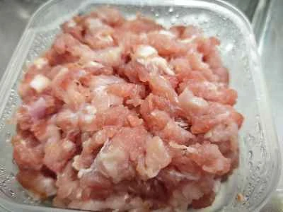 ポーチドエッグ、塩漬け野菜、キクラゲ、シイタケ入り蒸し肉パテの作り方：1