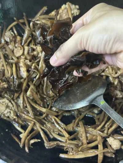 カンゾウ、キクラゲ、豚肉の炒め物の作り方：8